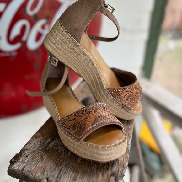 Size 9 Kelly & Katie hand tooled leather heels. - Picture 2 of 4